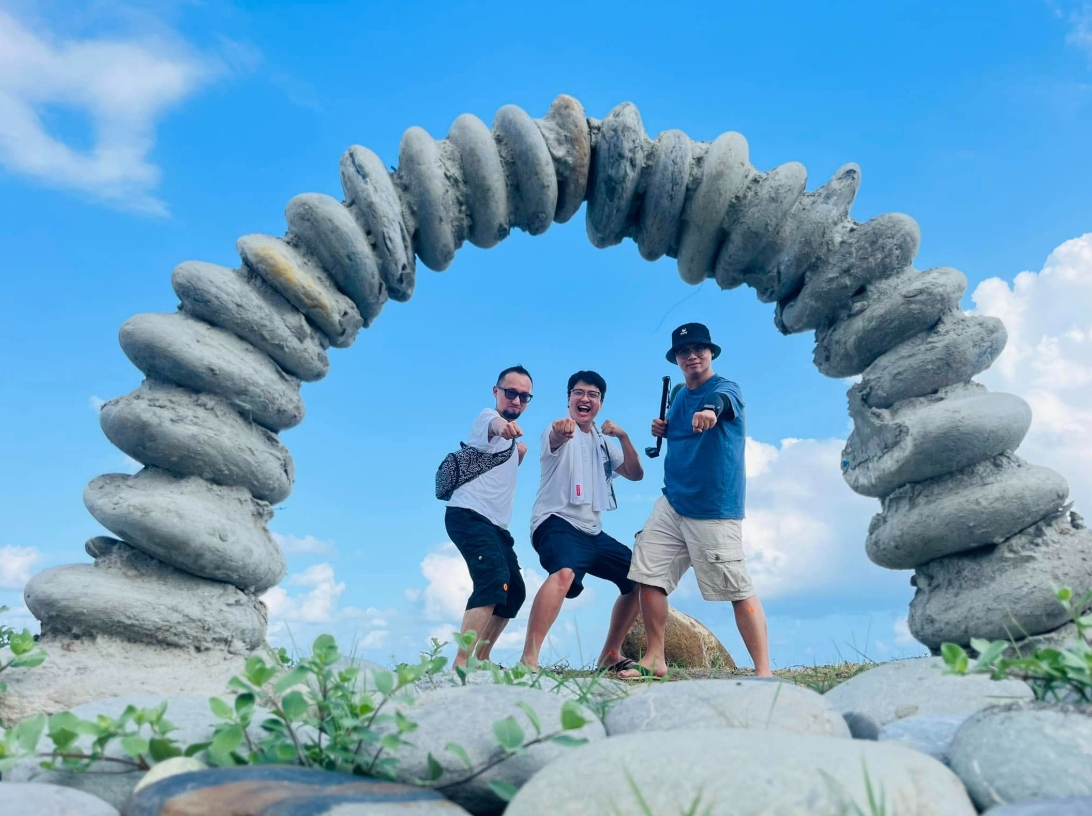 暑假台灣花蓮海線旅遊，網美情侶沙灘車體驗穿搭與天空之鏡創意道具拍照服務
