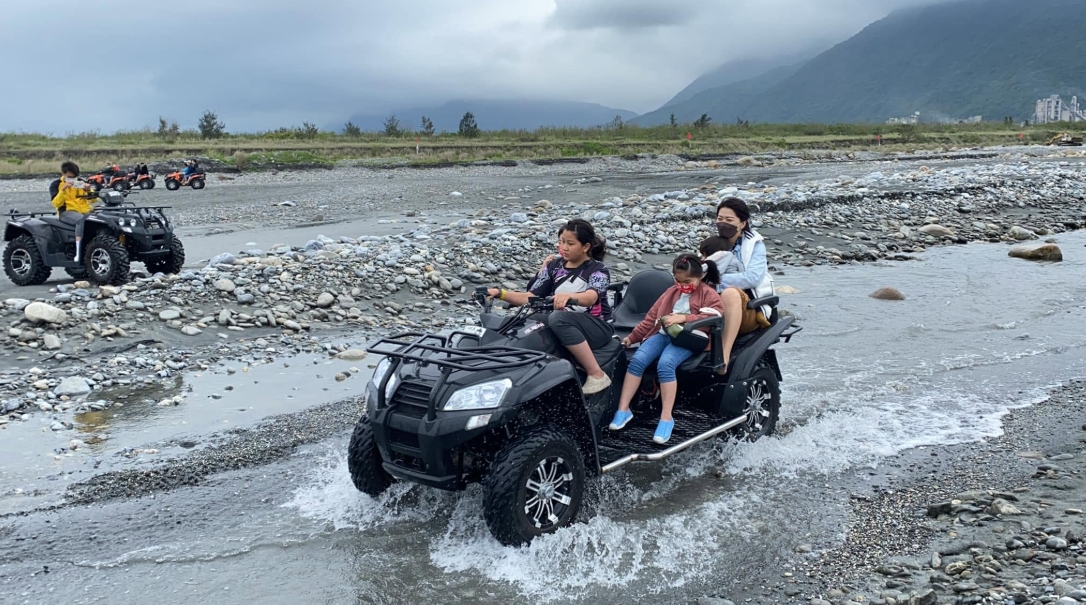 暑假台灣花蓮親子旅遊活動，安全全地形沙灘車雙載體驗與全方位護具教練隨隊服務